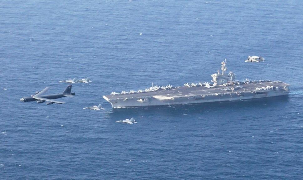 The USS Abraham Lincoln carrier and a U.S. Air Force B-52H Stratofortress (Photo: AP) US navy