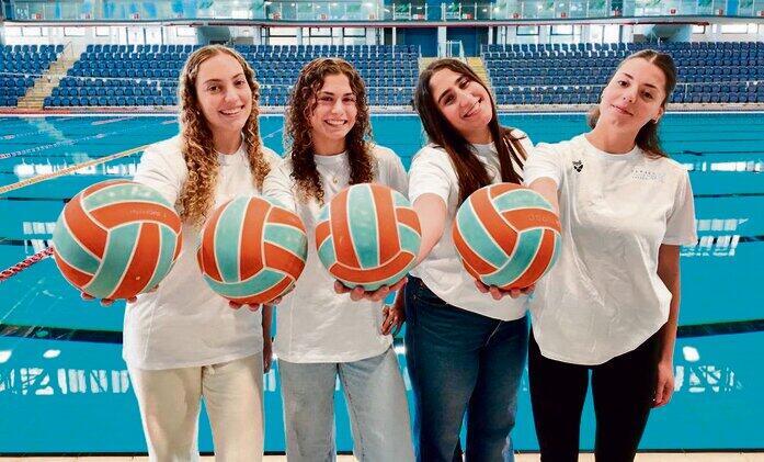 לא חוששות  מקבלת הפנים  באירופה. מימין:  נגה לוינשטיין,  כרמל רחום,  רוני קקוזין  ומאיה קציר