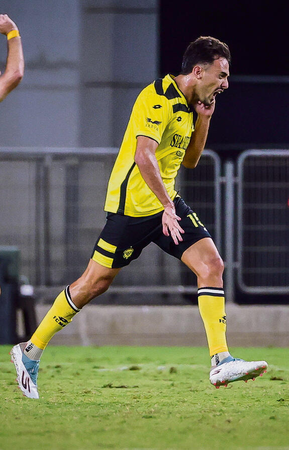 מאור לוי חוגג מול האקסית בנתניה