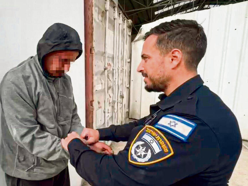 "התפללתי שהמשטרה תעצור אותו". חלילי עוצר את החשוד (צילום: דוברות המשטרה) המעצר של גנב הרכב