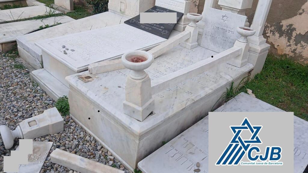 Graves vandalized at the cemetery (Photo: Jewish community of Barcelona) קברים שהושחתו בבית העלמין