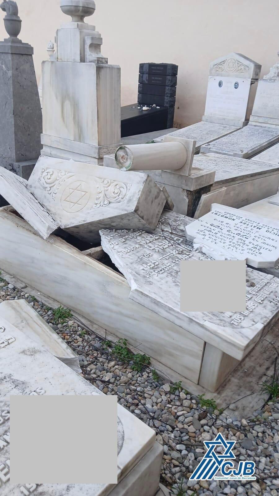 Shattered headstones at the Jewish cemetery (Photo: Jewish community of Barcelona) מצבות מנותצות בבית העלמין היהודי