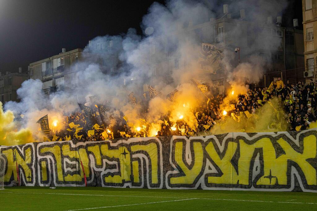 אבוקות במשחק בין מ.ס אשדוד לבין בית"ר ירושלים (צילום: טל שחר) אבוקות במשחק בין מ.ס אשדוד לבין בית"ר ירושלים