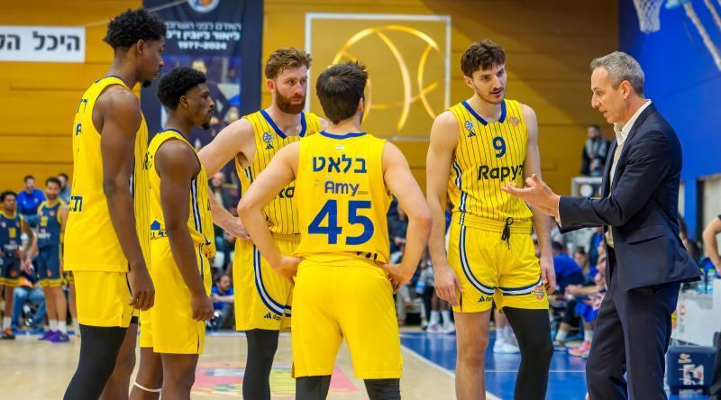 שחקני מכבי תל אביב עם עודד קטש (רועי כפיר) שחקני מכבי תל אביב עם עודד קטש