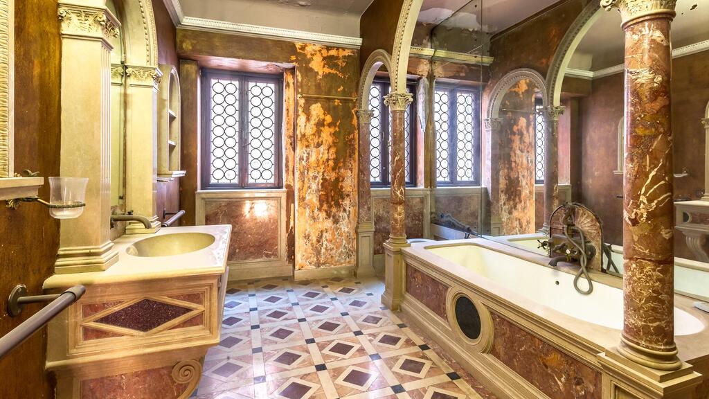 שמונה חדרי אמבטיה מפוארים (צילום: Christies Real Estate) ארמון קא דריו בוונציה