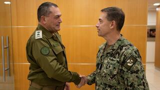 מפקד פיקוד מרכז של ארה"ב בפגישה עם הרמטכ"ל אייל זמיר בישראל