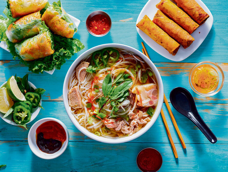 מטבח אסייתי עדין ועשיר בדגים, פירות ים ופירות טרופיים