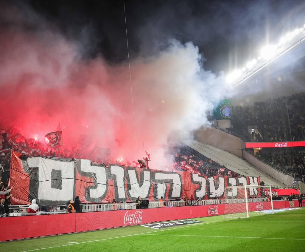 גם ביציע האדום (צילום: עוז מועלם) מכבי ת"א הפועל ת"א