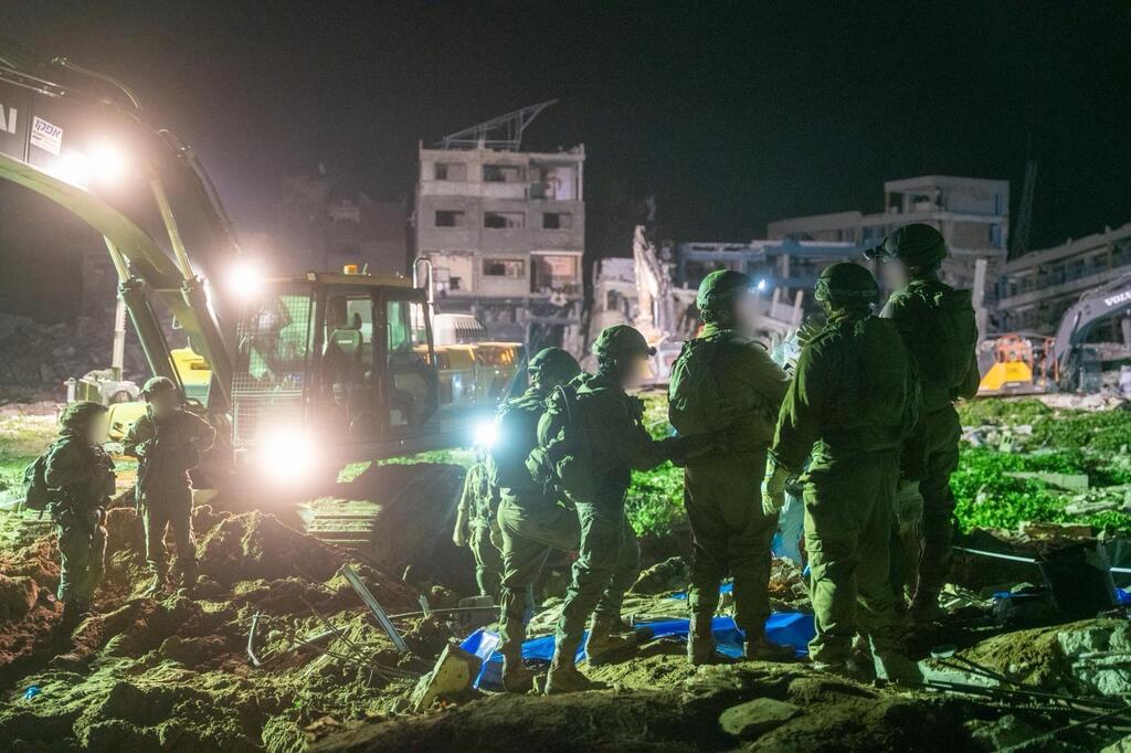 כוחות צה"ל במבצע "לב אמיץ", עם דחפור וחליפות מז"פ (צילום: דובר צה"ל) פעילות כוחות צה"ל במבצע "לב אמיץ"