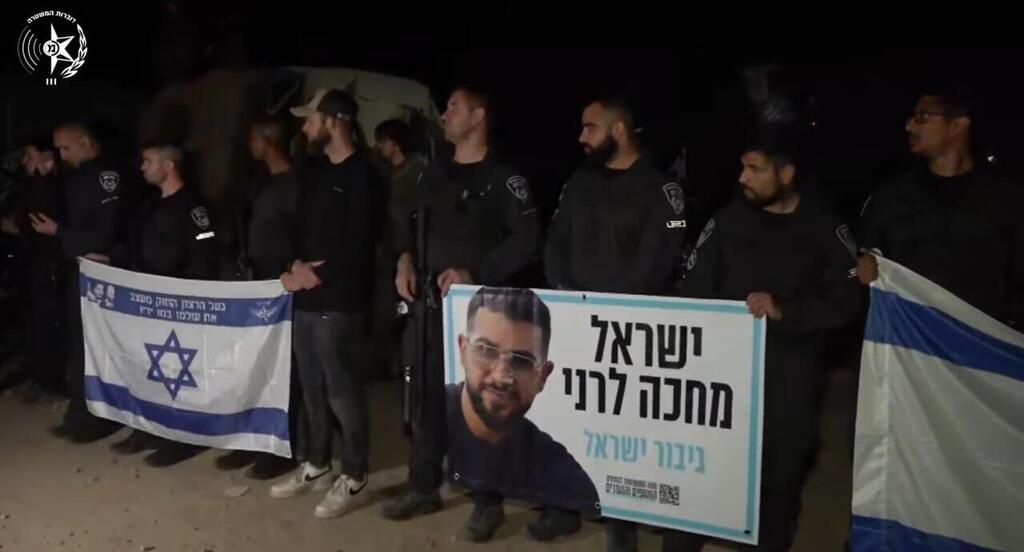 השוטרים מחכים לארונו של רן גואילי ז"ל (צילום דוברות המשטרה ) שיירת הליווי של רס״ר רני גואילי ז״ל