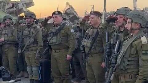 הרמטכ"ל מצדיע לגואילי ז"ל ( צילום: דובר צה"ל) הרמטכ"ל מצדיע לארונו של רן ז"ל