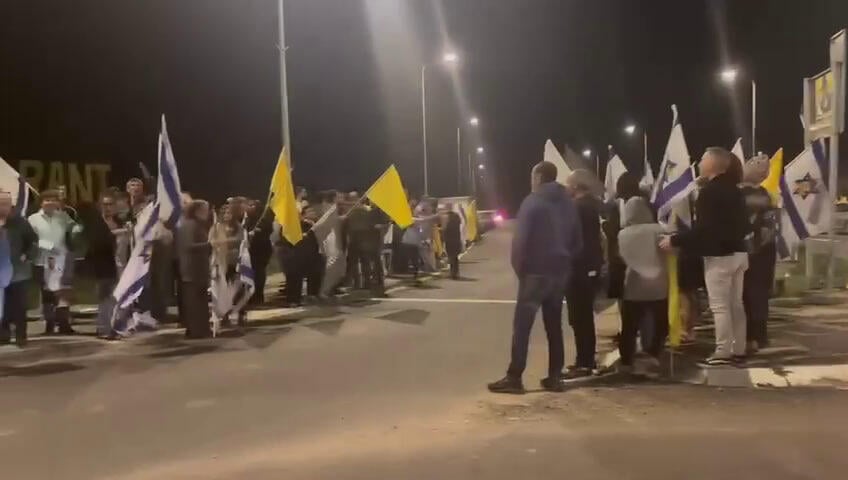 אזרחים רבים התאספו לחלוק כבוד אחרון שיירת הליווי בנחל עוז