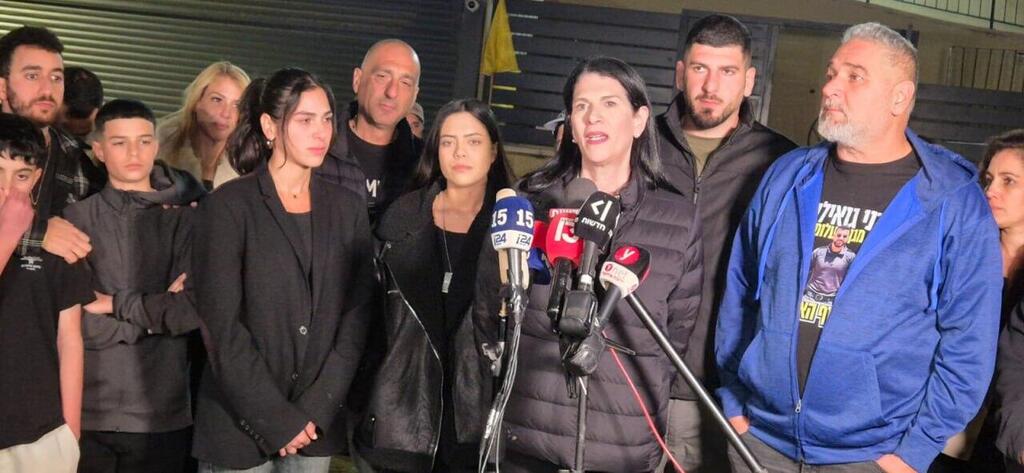 משפחת גואילי (צילום: הרצל יוסף) הצהרת משפחת גואילי במיתר