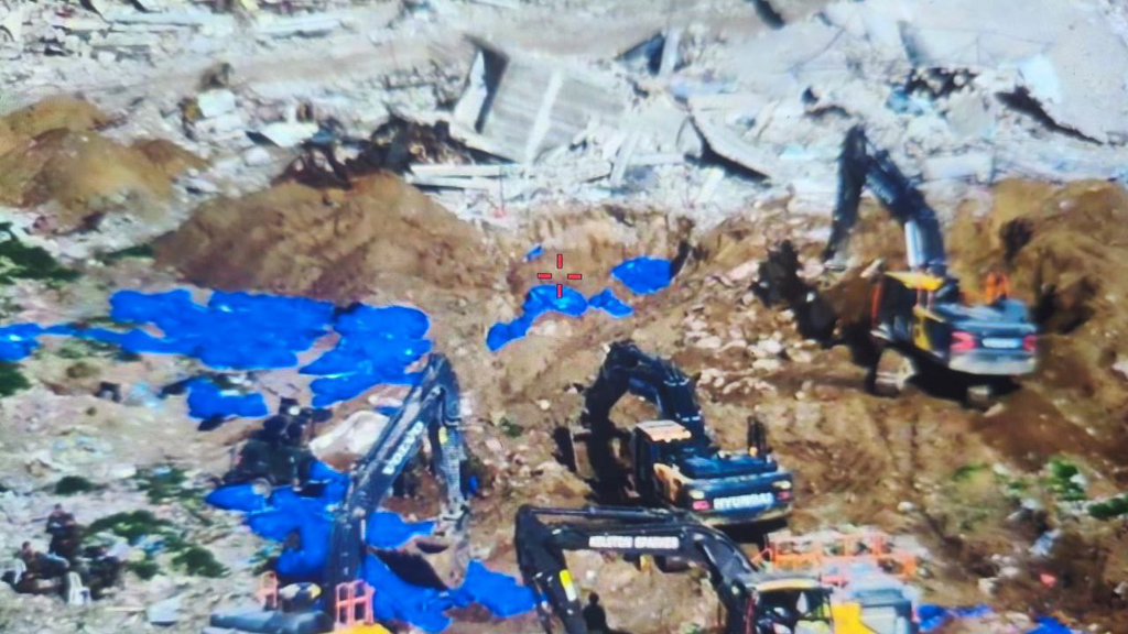 דחפורים בזירת הסריקות החיפושים בבית העלמין בעזה