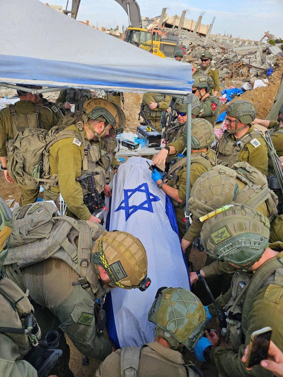 גואילי, עטוף בדגל ישראל, בידי כוחות צה"ל ( צילום: לפי סעיף 27א לחוק זכויות יוצרים ) רן גואילי ז"ל