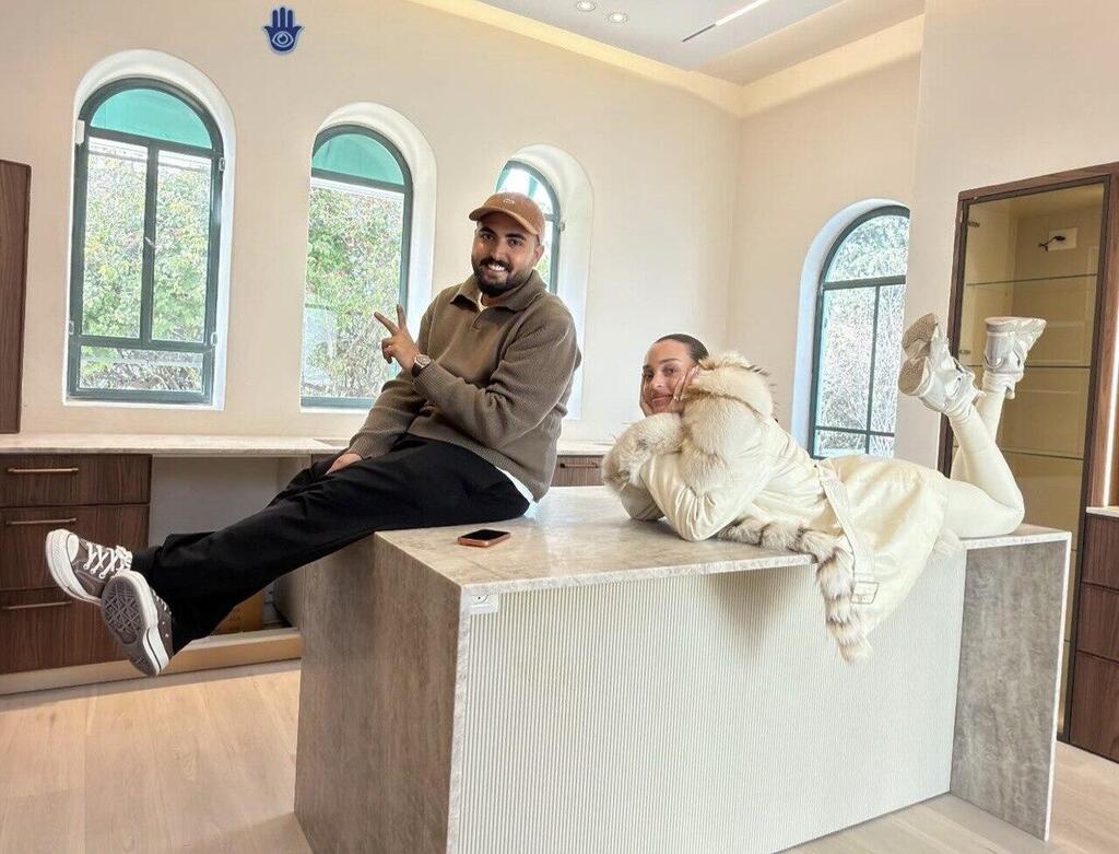 עדן פינס ואושר כהן במטבח החדש (צילום מסך אינסטגרם) עדן פינס ואושר כהן במטבח החדש