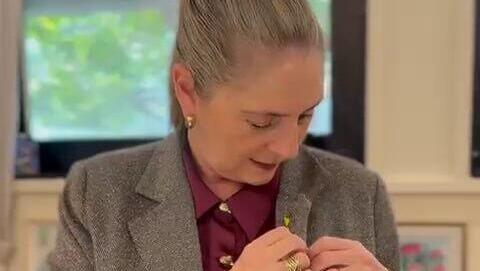 הרצוג ורעייתו מיכל מורידים את סיכת החטופים