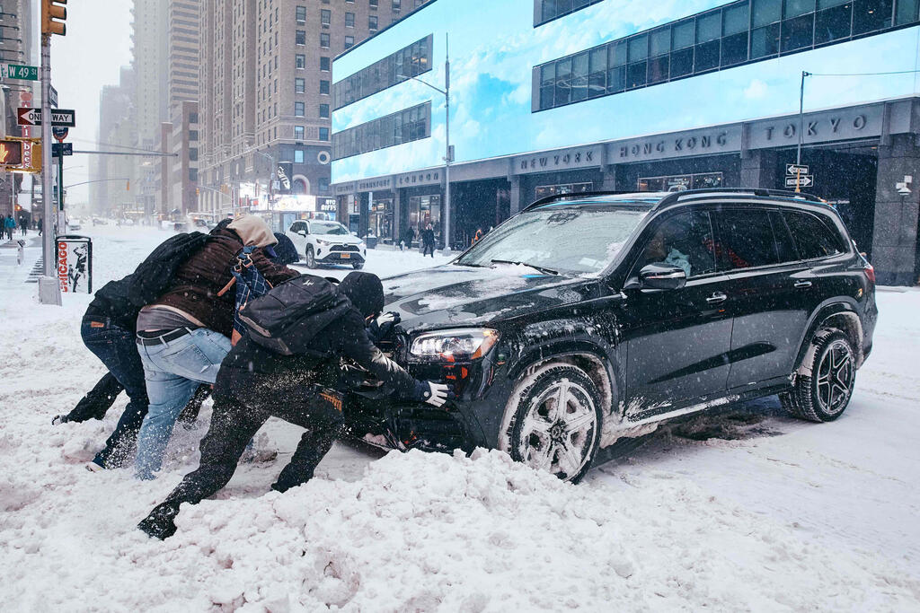צילום: ANDRES KUDACKI / GETTY IMAGES NORTH AMERICA / AFP ארה"ב סופה סופת שלגים ניו יורק