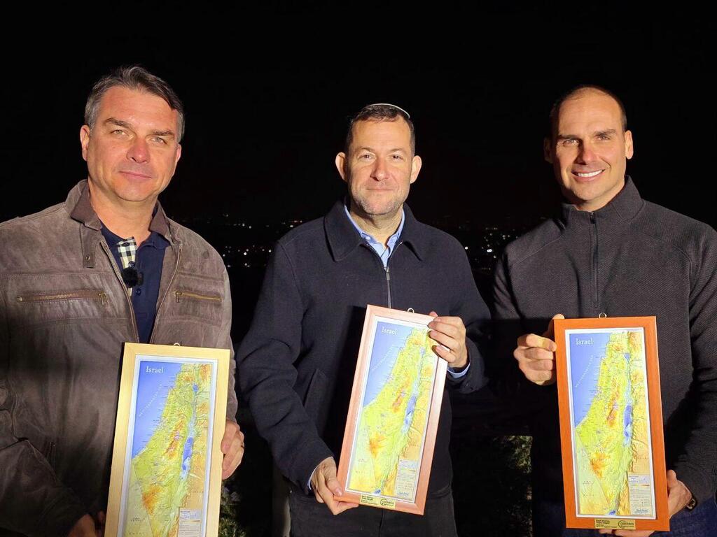Brazilian Senator Flávio Bolsonaro, Samaria Regional Council head Yossi Dagan and Brazilian lawmaker Eduardo Bolsonaro at ‘The Balcony of the State’ in the West Bank settlement of Peduel (Photo: Roy Haddy) הסנאטור פלאביו בולסונרו, מועמד הימין לנשיאות ברזיל, בביקור בפדואל עם יוסי דגן