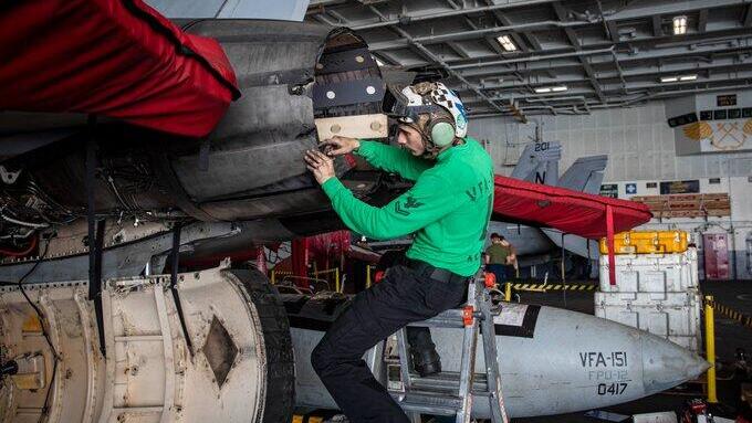 Photos released Monday by the US military showed troops operating aboard the aircraft carrier USS Lincoln (Photo: US Central Command) נושאת המטוסים לינקולן הגיעה למזרח התיכון