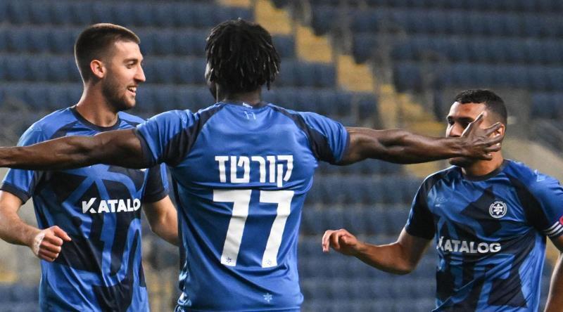 שחקני מכבי פתח תקווה חוגגים