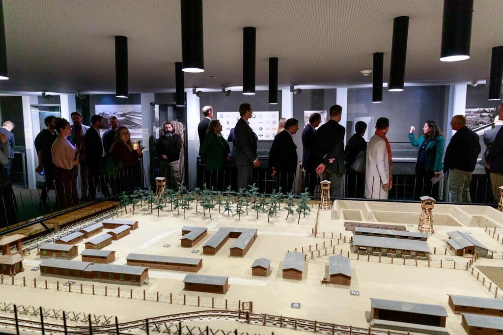 ביקור שגרירי האיחוד האירופי בבית לוחמי הגטאות (צילום: נמרוד ארונוב ) ביקור שגרירי האיחוד האירופי בבית לוחמי הגטאות