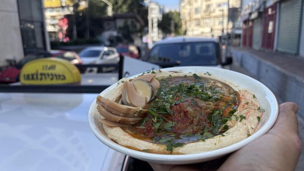 החומוס המיתולוגי של פאוזי. הטעם נשאר, השם השתנה (צילום: קובי רובין) החומוס של השמן