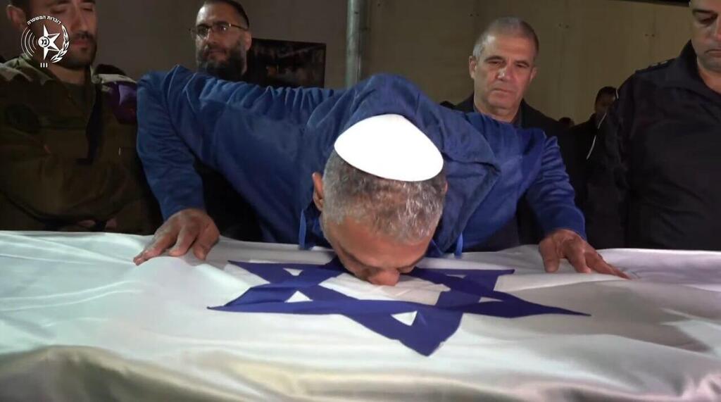 Itzik Gvili with the coffin of his son Ran (Photo: Israel Police) איציק גואילי עם ארונו של רן ז"ל