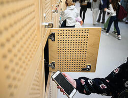 תלמיד מניח טלפון בלוקר