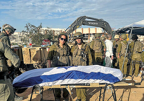 מימין: ד"ר שרון וד"ר אנגל לאחר הזיהוי