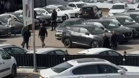 גבר נורה למוות במגרש רכבים בצפון