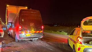 עוד יממה קטלנית בדרכים: נהג מיניבוס נהרג בכביש 6, אישה נהרגה בתאונה בנגב