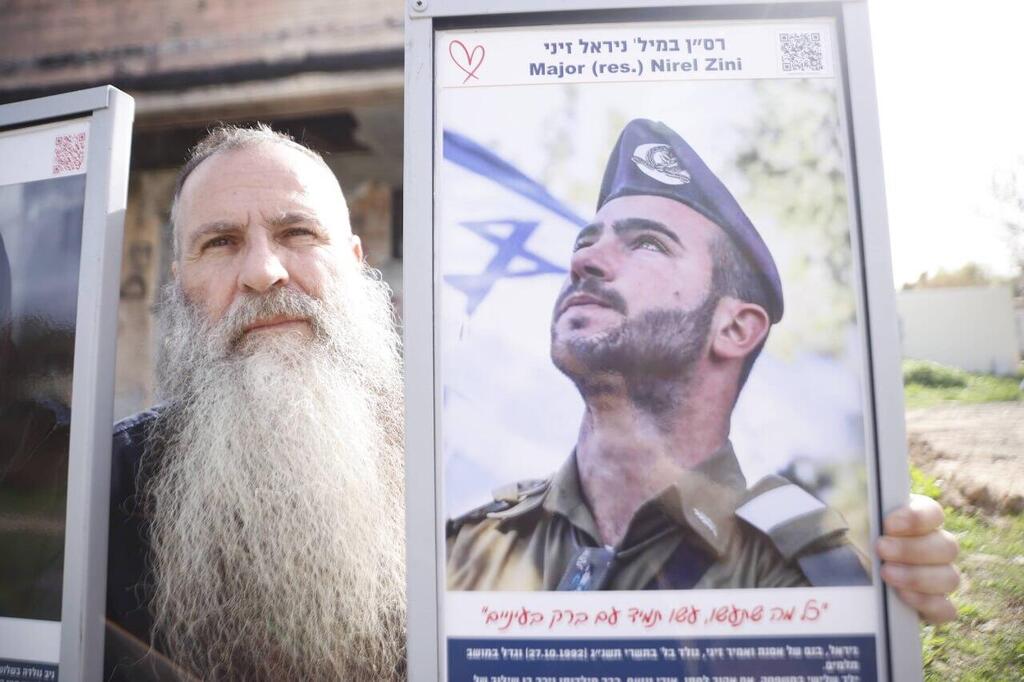 Amir Zini holds a portrait of his son Nirel (Photo: Gadi Kabalo) אמיר זיני, אביו של ניראל זיני ז"ל שנרצח בכפר עזה