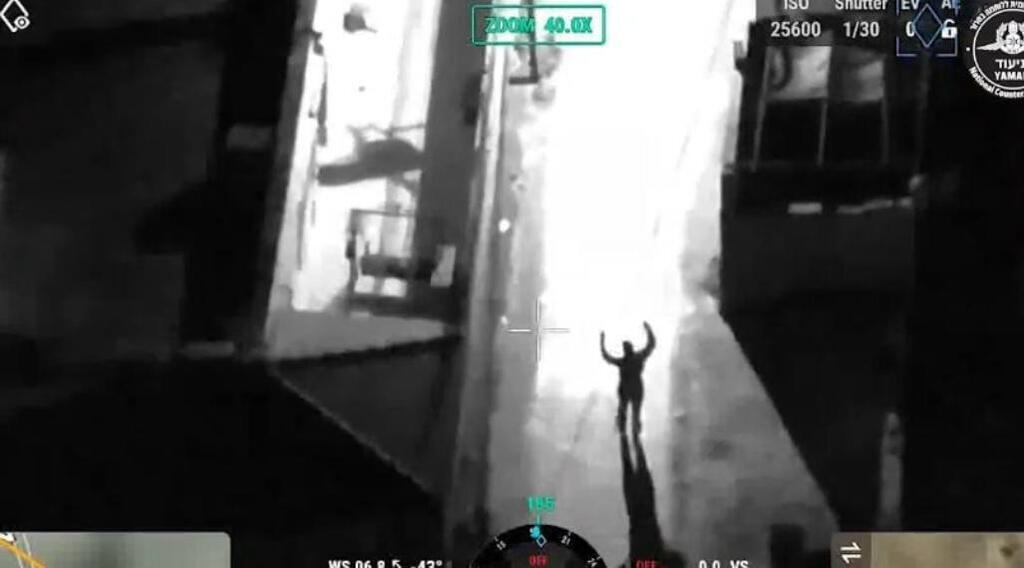 רגע המעצר של בעלי המפעל בשטחים על ידי הימ"מ (צילום: דוברות משטרת ישראל) רגע המעצר של בעלי המפעל בשטחים על ידי הימ"מ