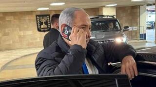 מדבקות מכסות את המצלמה בנייד של רה"מ