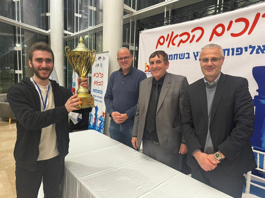 סוקולובסקי עם הגביע (צילום: SE-PR) סוקולובסקי עם הגביע
