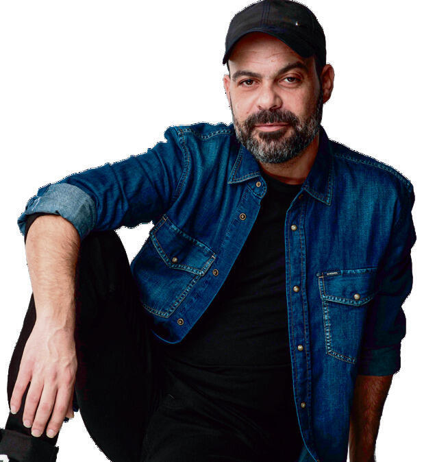 בניון. הכל מושפרץ החוצה בשלל גוונים עזים (משה נחומוביץ) בניון. הכל מושפרץ החוצה בשלל גוונים עזים