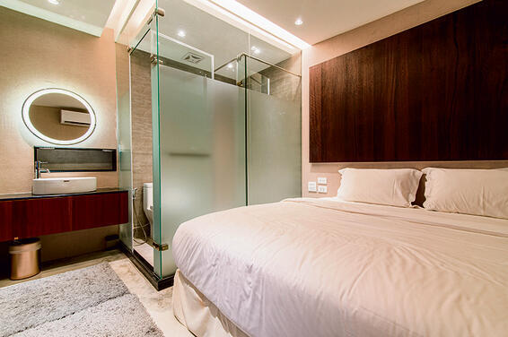 שירותים שקופים במלון. "ממש כעסתי"