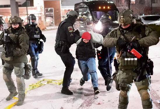 כוחות ICE מדכאים מחאות במיניאפוליס