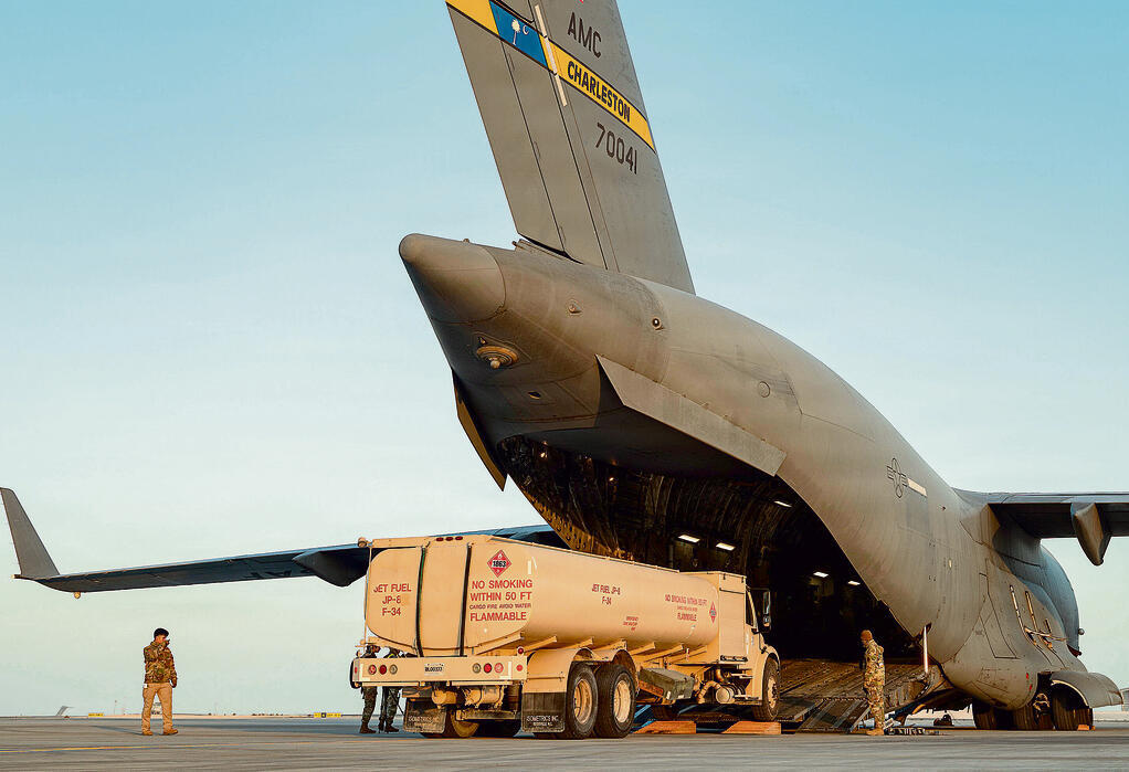 אחד המטוסים האמריקאים במזרח התיכון (ללא) אחד המטוסים האמריקאים במזרח התיכון