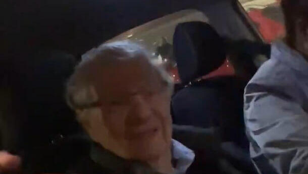 מרדכי דוד חסם את נשיא העליון בדימוס אהרון ברק ביציאה מכנס באקספו תל אביב 