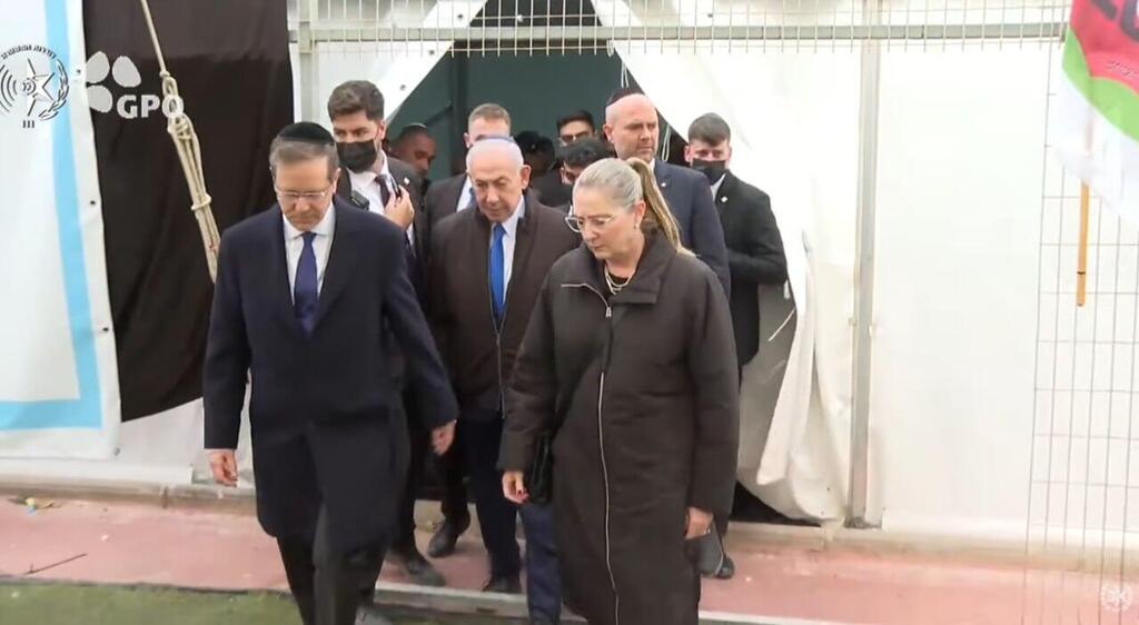 הנשיא הרצוג ורעייתו מיכל (צילום: לע"מ) רס"ר רן גואילי ז"ל מובא למנוחות