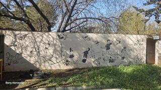 קיר הסגרפיטו בקיבוץ יפתח לאחר ניקוי ושימור