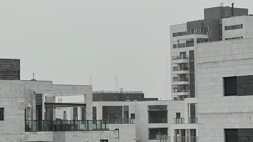 תיעוד מהאובך באור עקיבא (צילום: גיא קריסי) אובך באור עקיבא