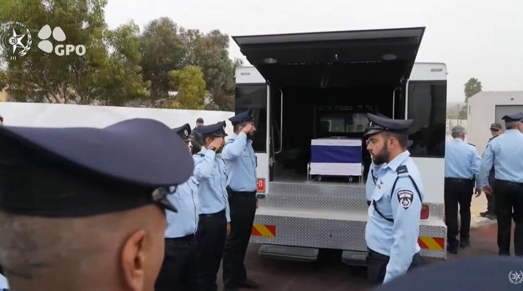 השוטרים מצדיעים לגואילי עם הגעת הארון למיתר (צילום: לע"מ) רס"ר רן גואילי ז"ל מובא למנוחות