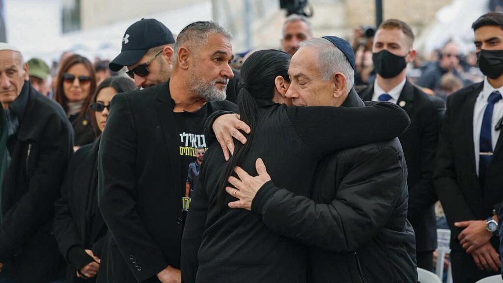 נתניהו לצד הוריו של גואילי (צילום: חיים גולדברג/פלאש90) רס"ר רן גואילי ז"ל מובא למנוחות