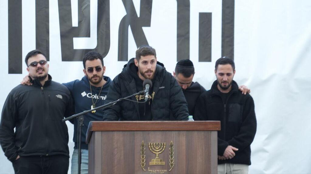 חבריו של רן גואילי (צילום: תומר שונם הלוי) רס"ר רן גואילי ז"ל מובא למנוחות