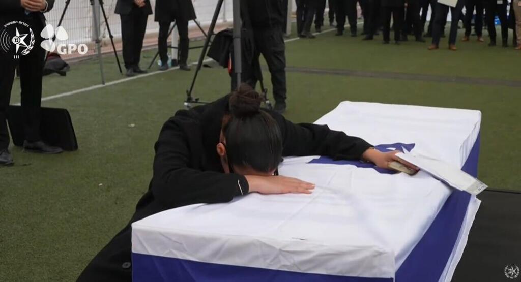 שירה גואילי על קבר אחיה (צילום: לע"מ) רס"ר רן גואילי ז"ל מובא למנוחות