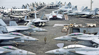 סיפון נושאת המטוסים "אברהם לינקולן" הממוקמת במזרח התיכון סיפון נושאת המטוסים "אברהם לינקולן" הממוקמת במזרח התיכון