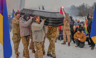 חיילים אוקראינים נושאים את ארונה של "סאטי"
